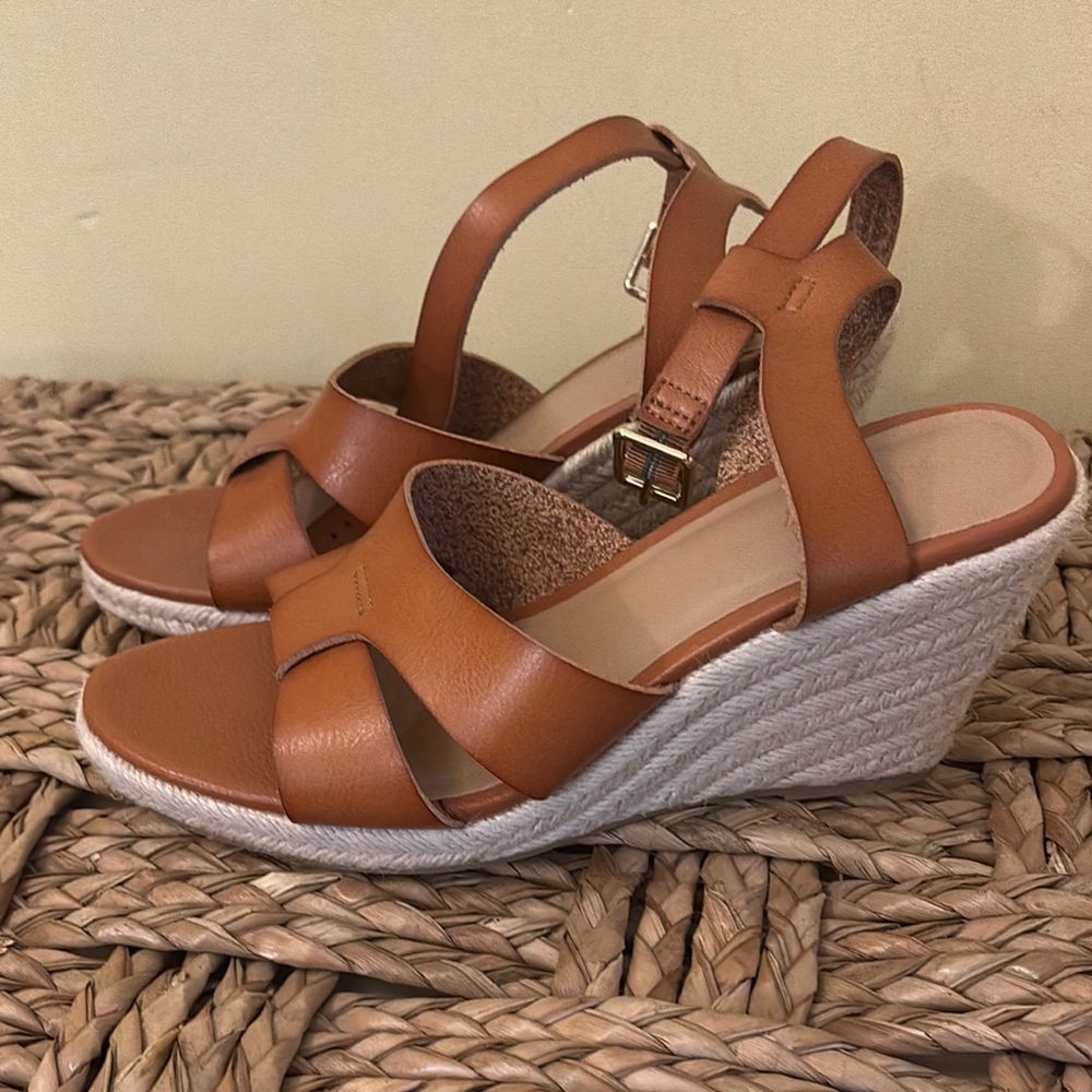 Women's Old Navy Tan Wedge Sandals- size 8. Great condition!